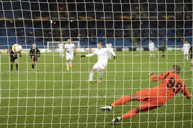 Fabian Frei (C) de Basilea marca el 1-0 contra el Apoel, Boy Waterman, durante la eliminatoria, UEFA Europa League entre el FC Basel 1893 de Suiza y el Apoel FC de Chipre en el estadio St. Jakob-Park.