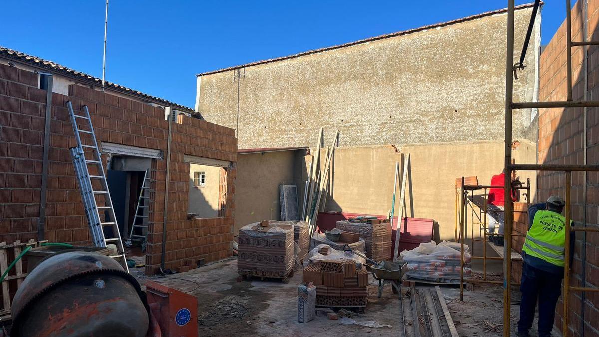 Un trabajador, durante una obra en Pozuelo de Zarzón.