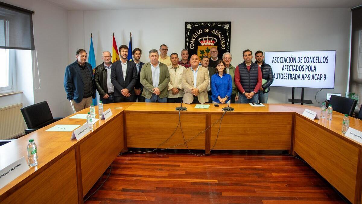 Representantes de los concellos que conforman la Asociación de Concellos Galegos Afectados pola AP-9