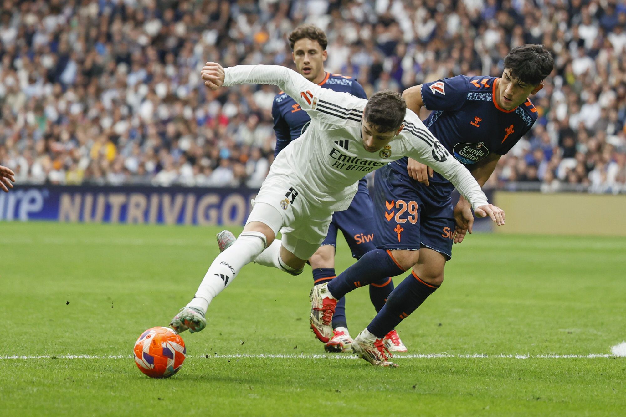 MADRID, 04/05/2025.- El centrocampista del Real Madrid Fede Valverde controla un balón durante el partido entre el Real Madrid y el Celta este domingo en el estadio Santiago Bernabéu en Madrid este domingo. EFE/ Ballesteros