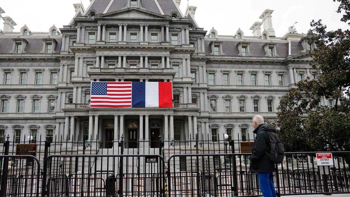 Las banderas de Estados Unidos y Francia adornan el edificio Eisenhower de Washington para la visita de Emmanuel Macron.