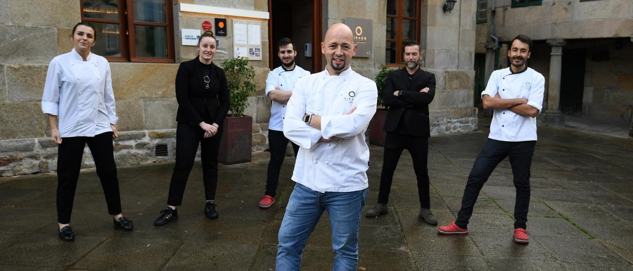 Iñaki Bretal, del restaurante O Eirado, junto a su equipo.