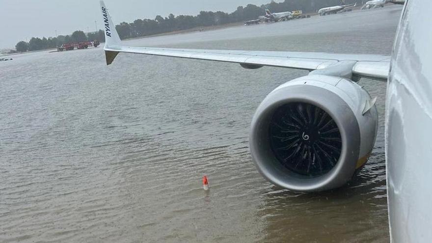 Suspendidos todos los vuelos en el aeropuerto de Palma al inundarse la terminal por las fuertes lluvias