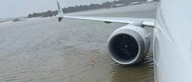 Una fuerte tormenta inunda varias zonas del aeropuerto de Palma