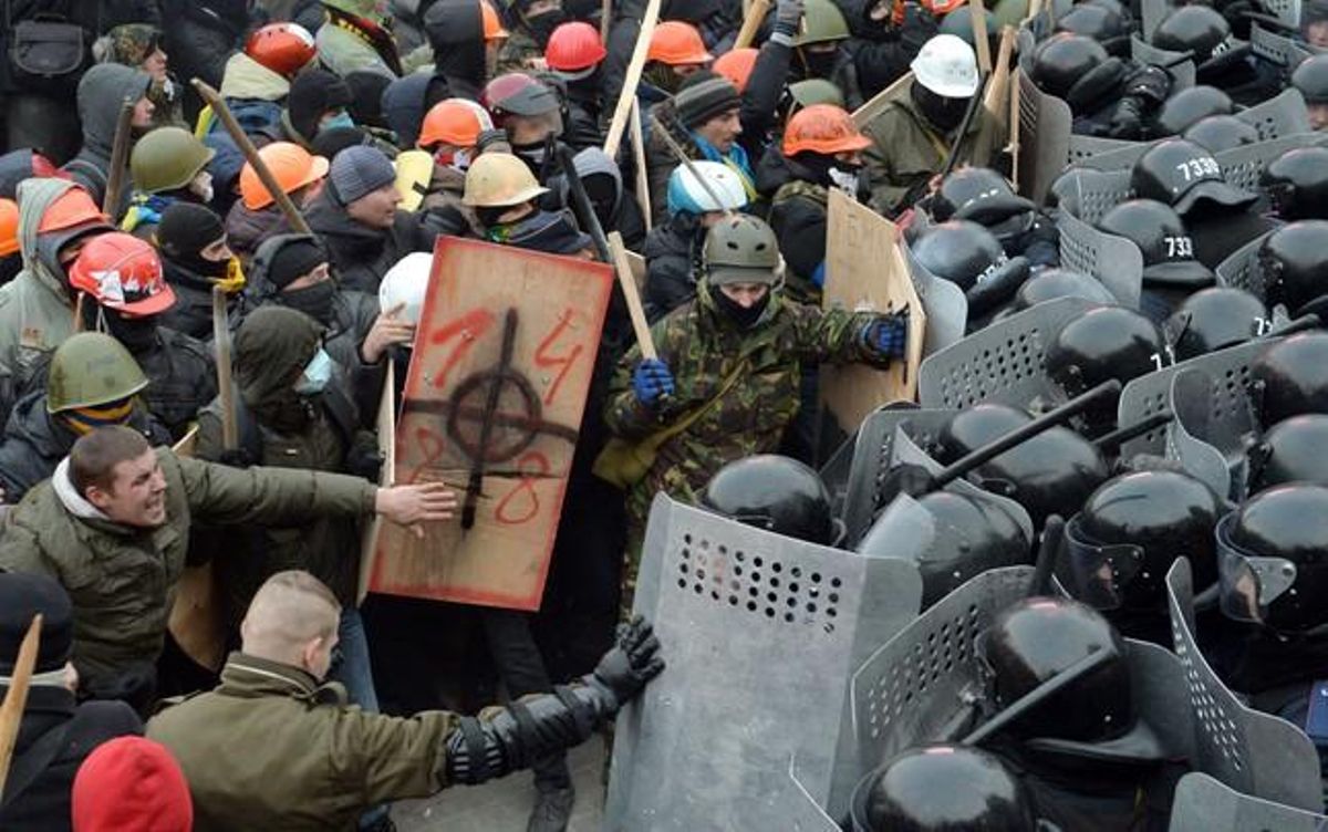 Els manifestants s’enfronten a la policia antiavalots davant del Parlament.