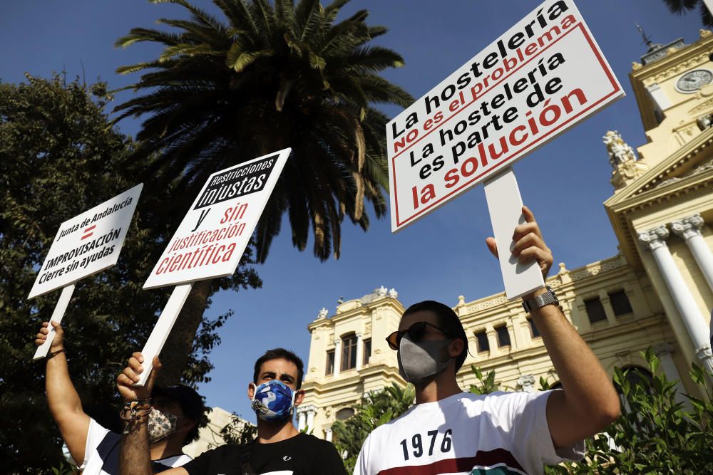 La hostelería llena las calles de Málaga para protestar por las restricciones