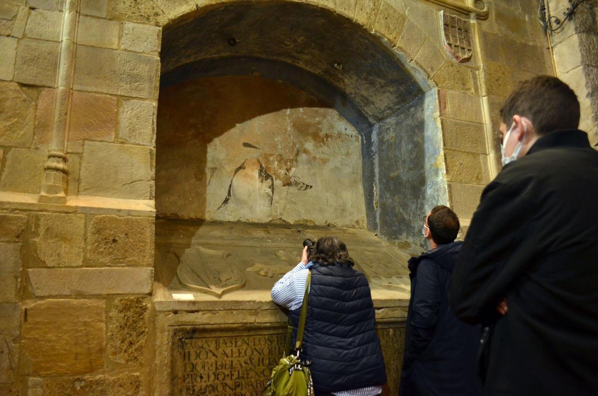 Sepulcro de Los Carvajal, ahora en restauración, durante la visita de la arqueóloga de la Junta en 2022.