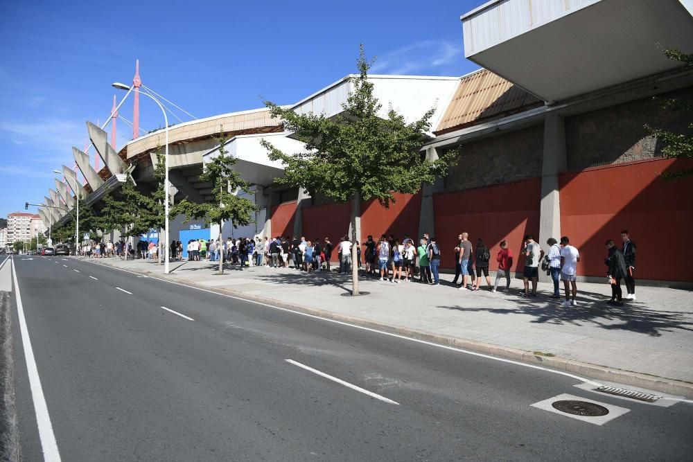 Colas en Riazor para renovar el abono del Dépor