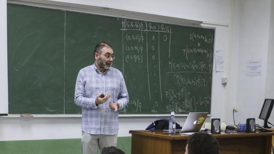 Un grupo de alumnos, durante una clase en la Facultad de Ciencias. | J. Rus