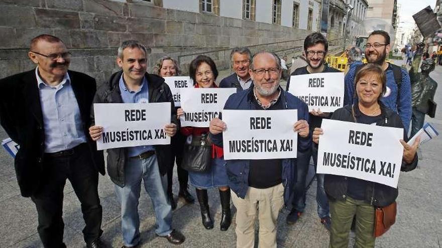 Otero (c), el edil Xabier Alonso y parte de su candidatura. // M.G.Brea