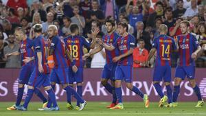 Los jugadores del FC Barcelona celebran un gol en la Liga 2016/17