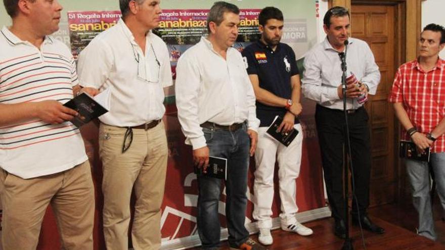 Organizadores y patrocinadores, ayer en la presentación de la regata.