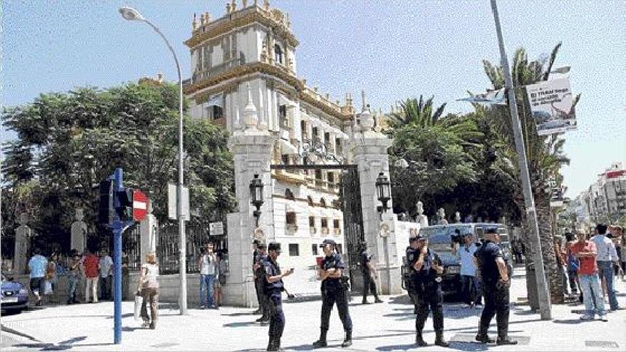 Imagen del registro que realizó la Policía el pasado verano en la sede de la diputación provincial de Alicante.