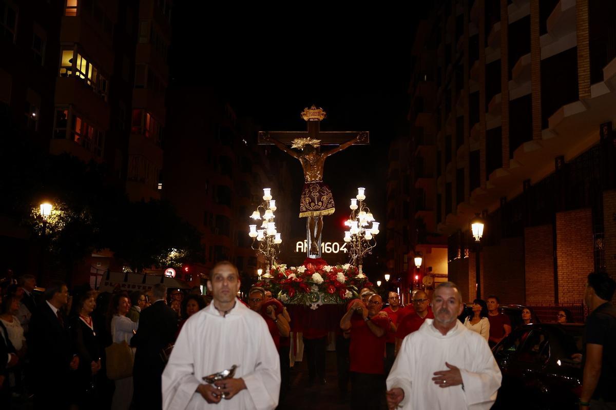 El Cristo de la Fe desfila por Saïdía acompañado por Carmen Prades y la corte mayor