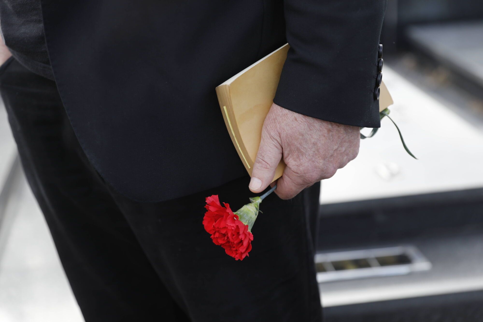 Versos con flores para Ángel González