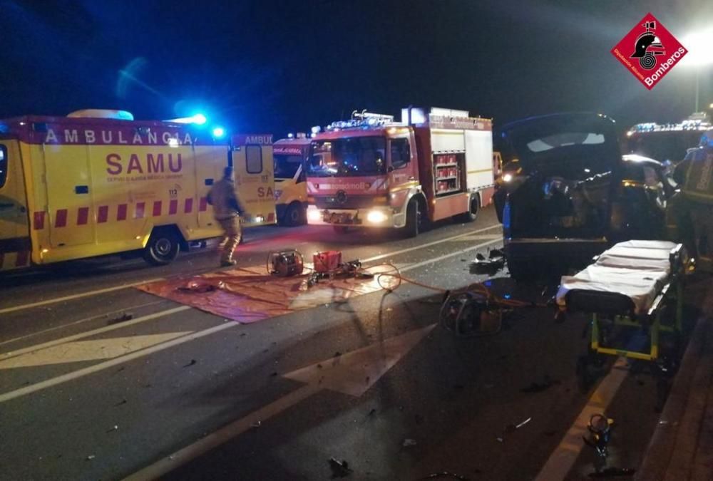 Dos mujeres y un hombre resultaron heridos en un accidente tras colisionar dos coches en a última hora del viernes en Santa Pola.