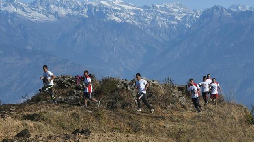 Monjes budistas cambian sus túnicas por zapatillas de correr