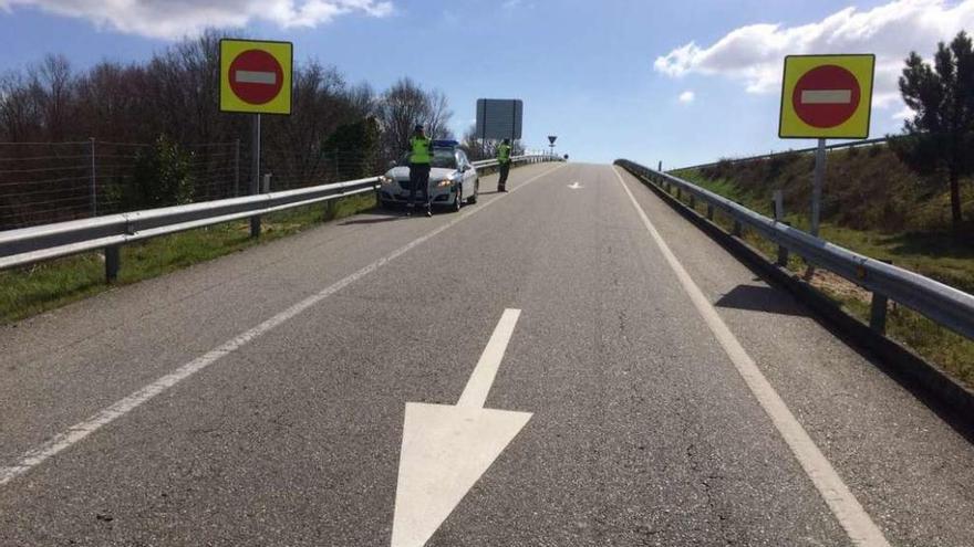 Señalización vertical y horizontal para evitar el acceso en sentido contrario en un punto de la A-52, en Ourense.