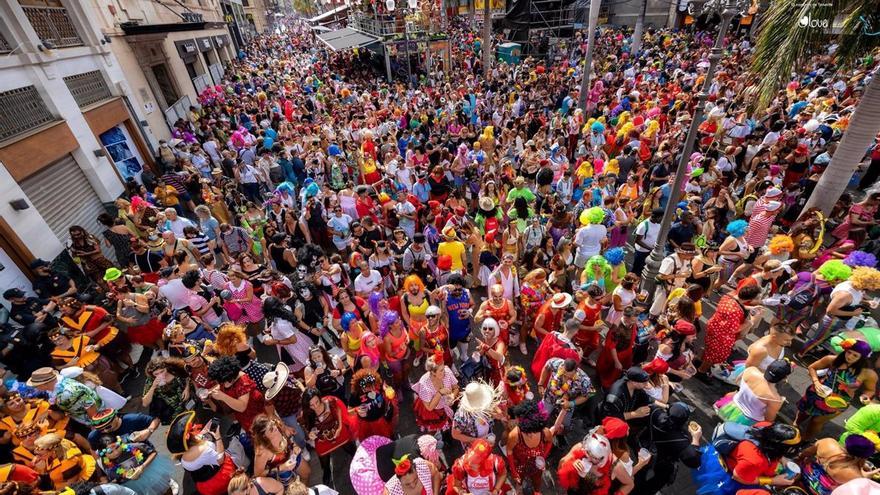 Agreden a la Policía en el Carnaval de Tenerife mientras evacuaba a una herida