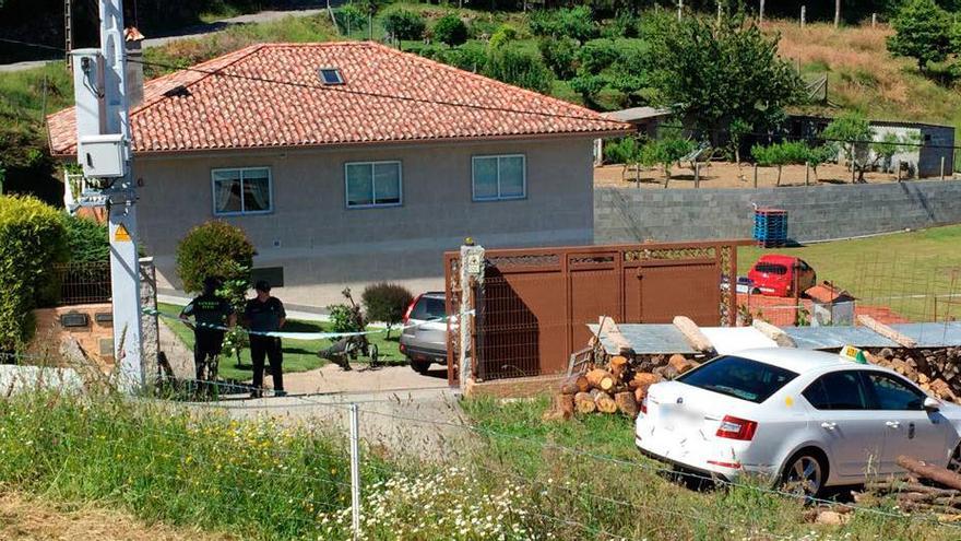 Agentes de la Guardia Civil en la casa de Chenlo escenario del crimen. // R. Grobas