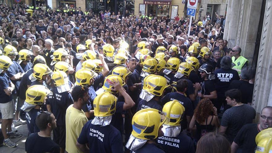 Centenares de funcionarios protestan en Cort