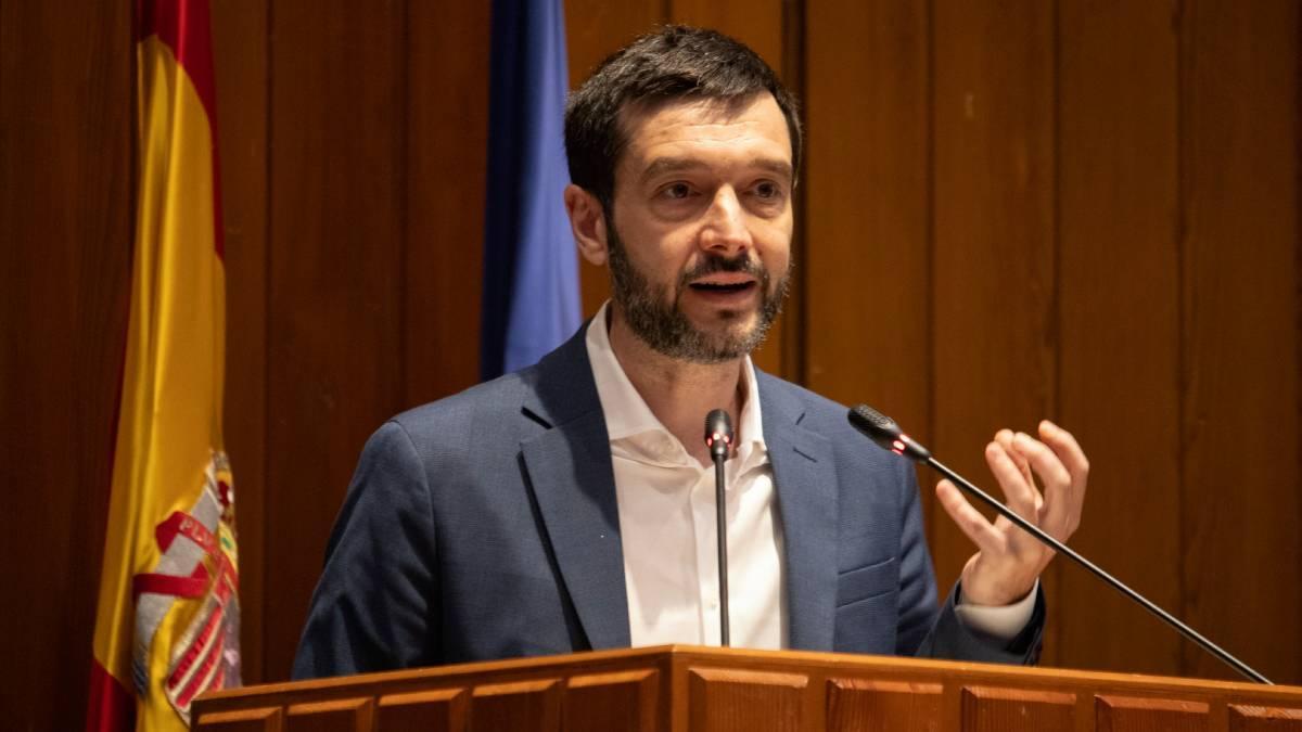 El ministro de Derechos Sociales, Pablo Bustinduy, en la conmemoración del Samudaripen.