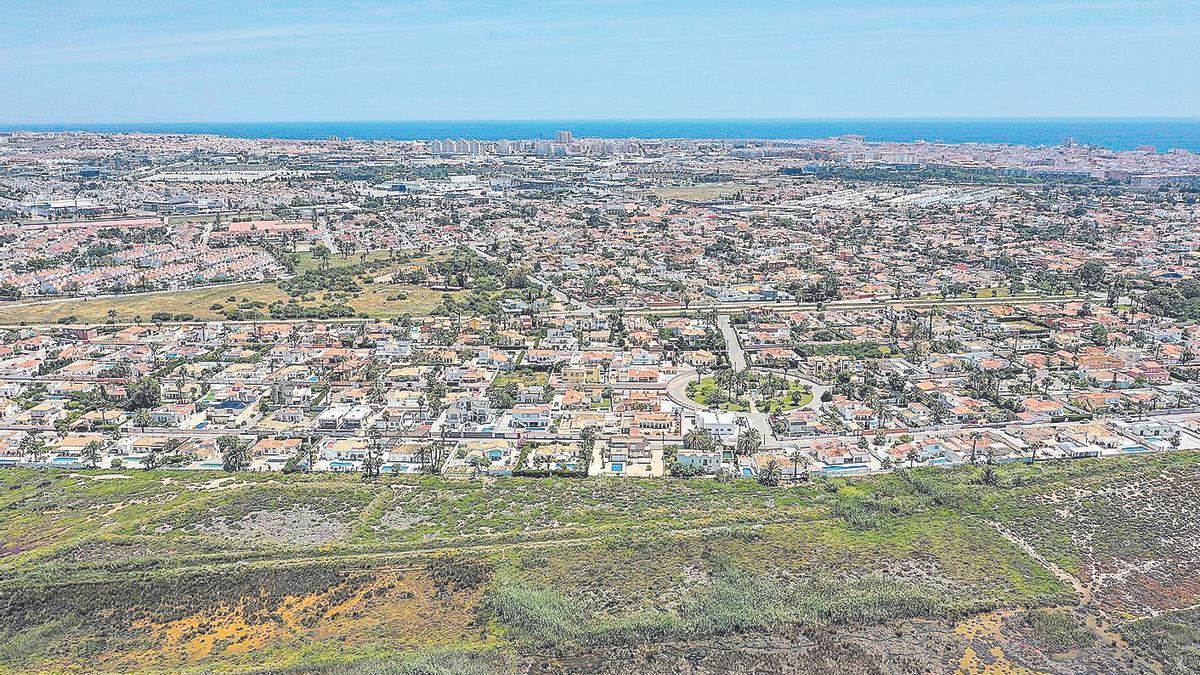 Imagen de las áreas residenciales que colmatan el territorio entre la laguna rosa de Torrevieja y el mar