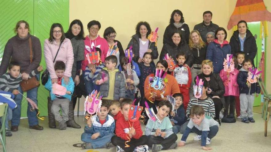 Madres y escolares del Colexio Rural Agrupado de Tui tras de una sesión de cuentacuentos.