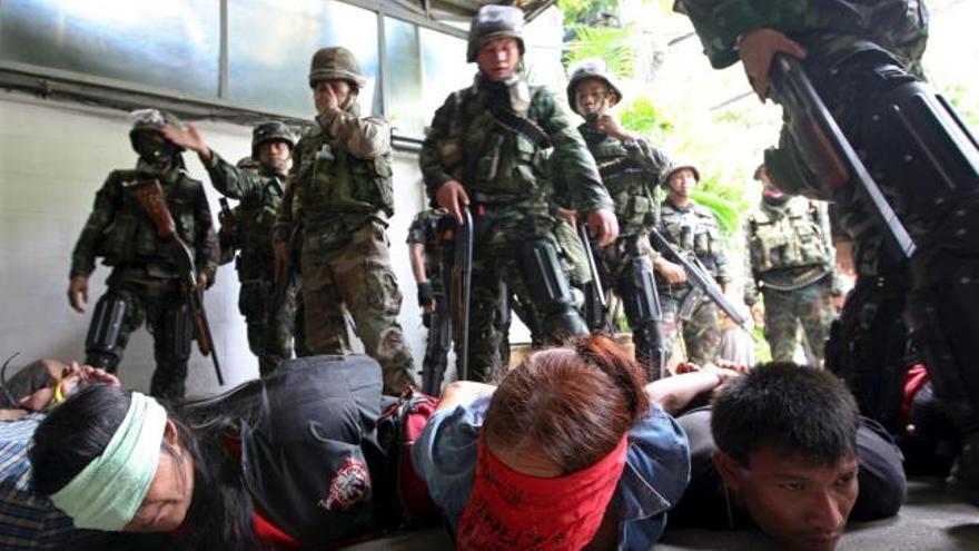 Detención de «camisas rojas» tras la toma militar de su feudo en Bangkok.