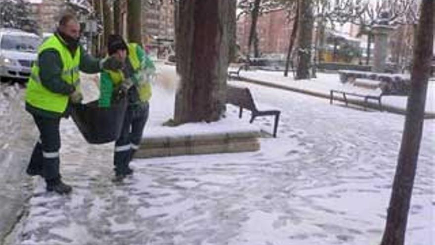 La nieve obliga a cerrar un puerto y cinco carreteras