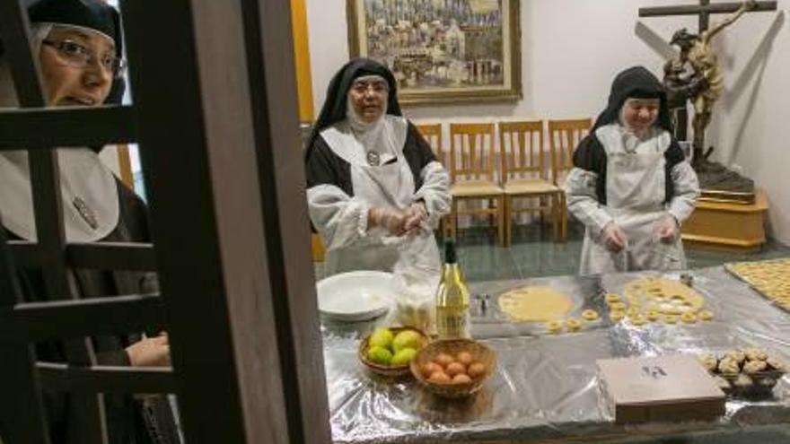 Las religiosas del convento de las Clarisas están preparando gran variedad de pastas navideñas cuya venta se destinará a becas de comedor para niños necesitados.