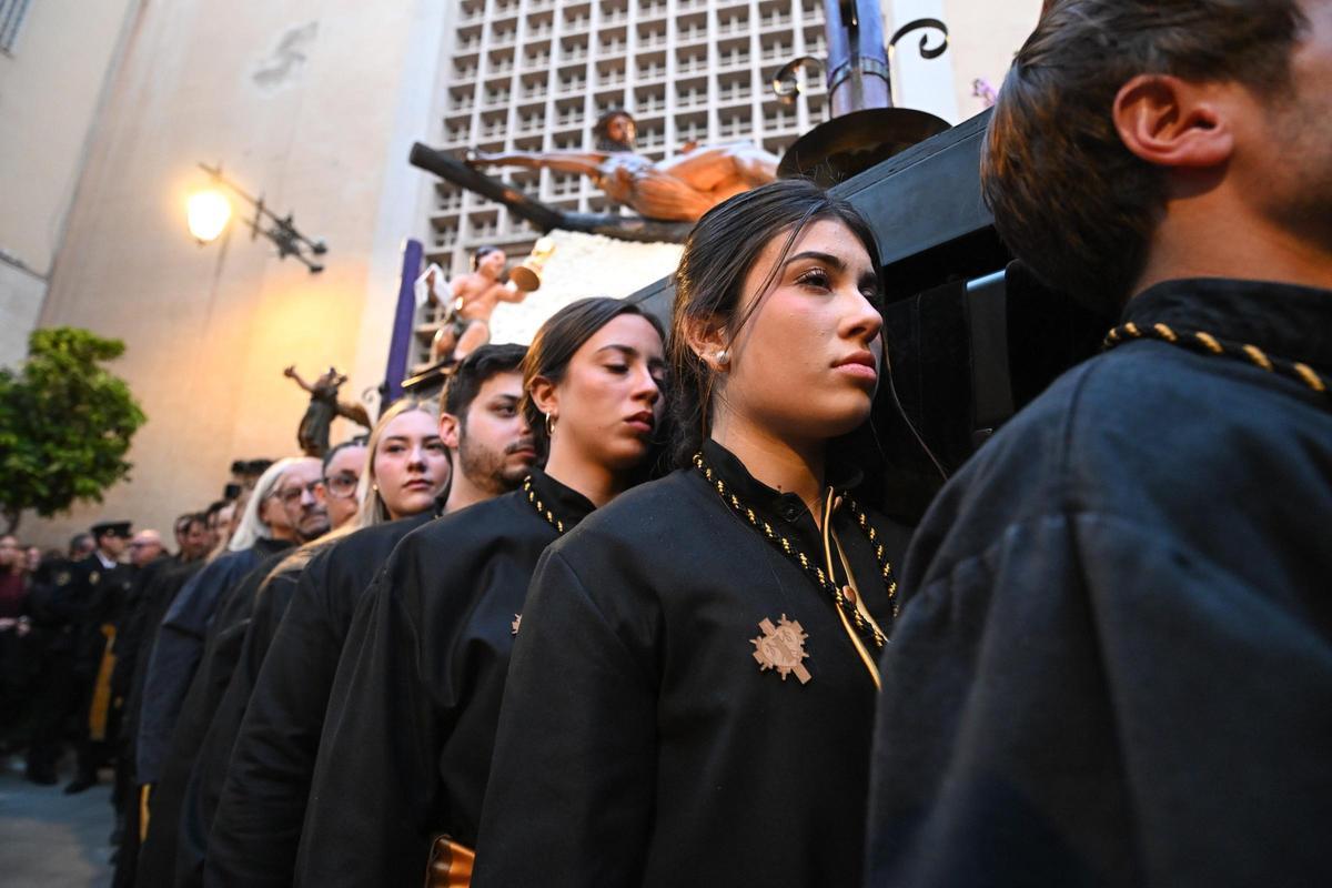 Las costaleros y costaleras jóvenes han proliferado en las distintas procesiones de Elche