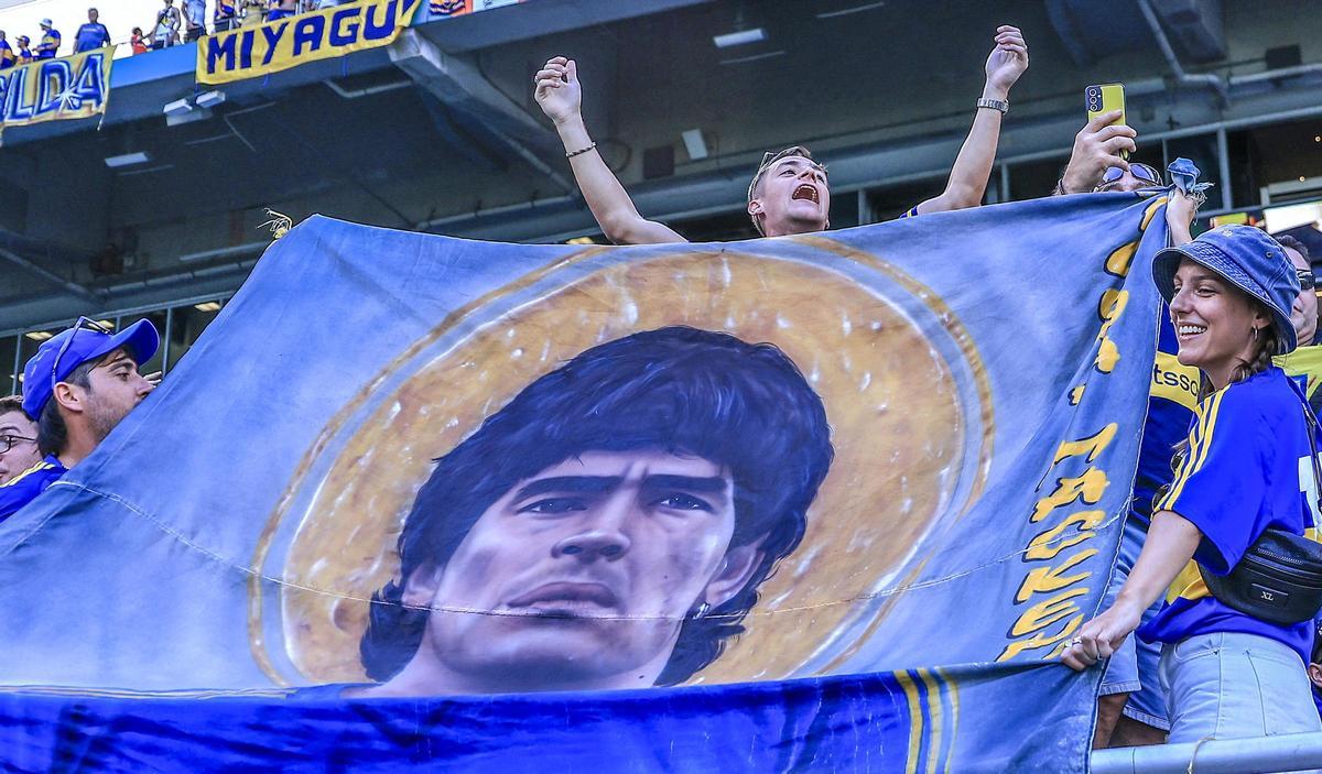 Aficionados de Boca Junior despliegan una manta con la imagen de Maradona durante el Mundial de Clubes