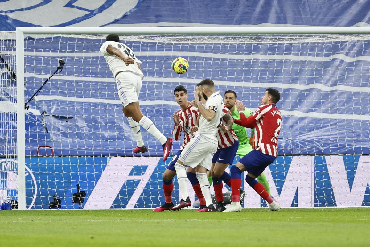 Álvaro remata de cabeza para marcarle al Atlético con el Real Madrid
