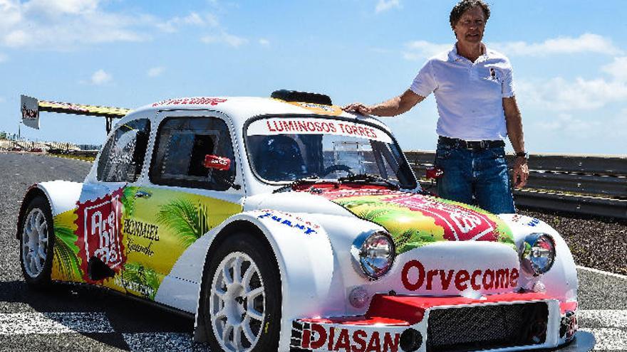 José María Ponce junto al SEAT 600 JTR enlos tests en el circuito de Maspalomas