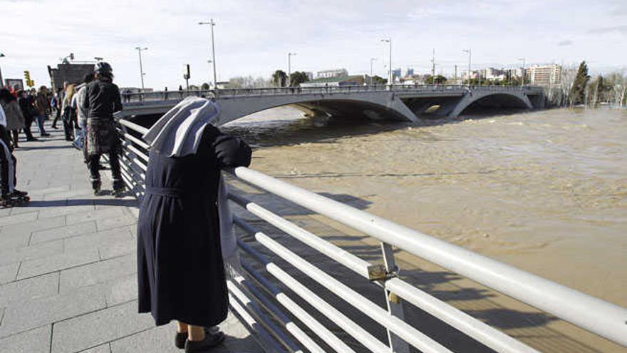 Zaragoza activa su máximo nivel de alarma ante la punta del caudal del Ebro