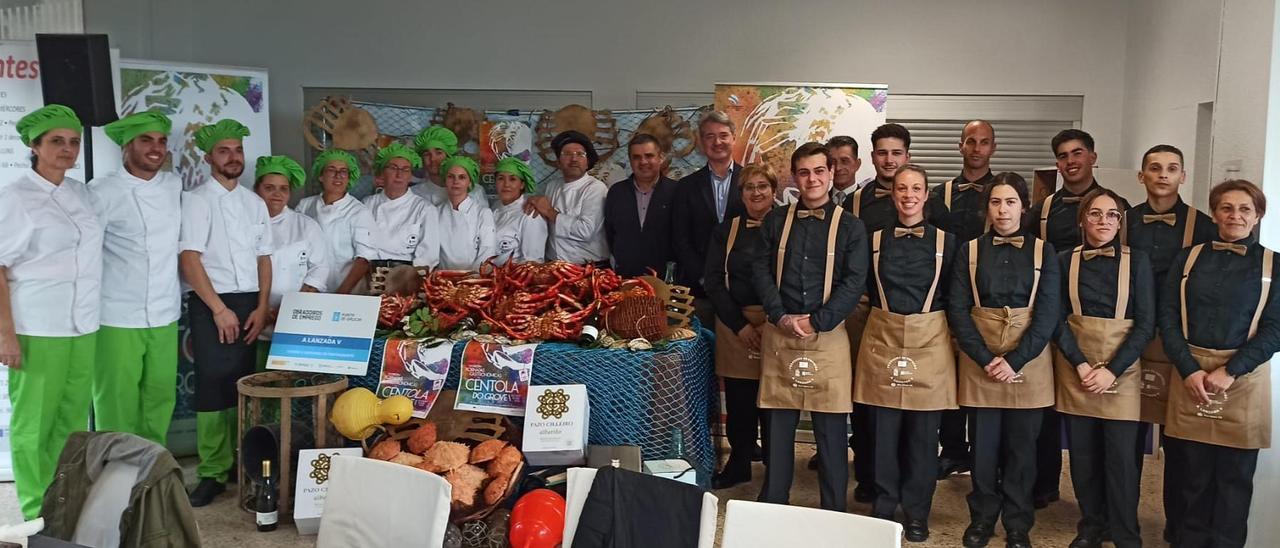 Pablo Agrelo, de Emgrobes, y el alcalde, José Cacabelos, con los alumnos de la escuela de hostelería encargados de prepararlos y servirlos, ayer.