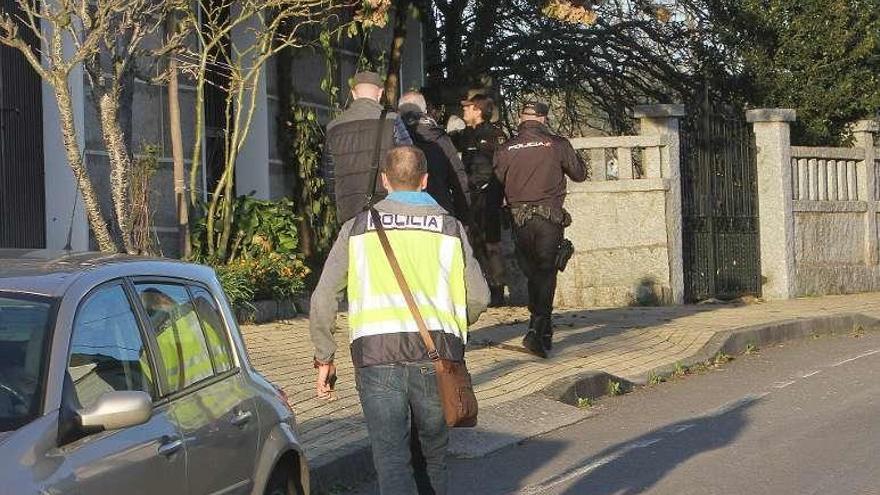 Registro en la vivienda familiar de los agentes, en Toén. // Iñaki Osorio