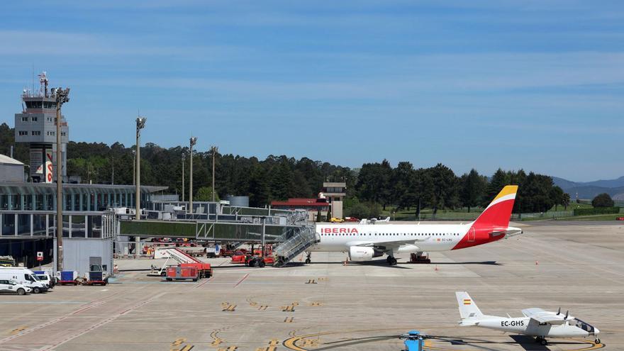 Un avión de Iberia en el aeropuerto de Peinador