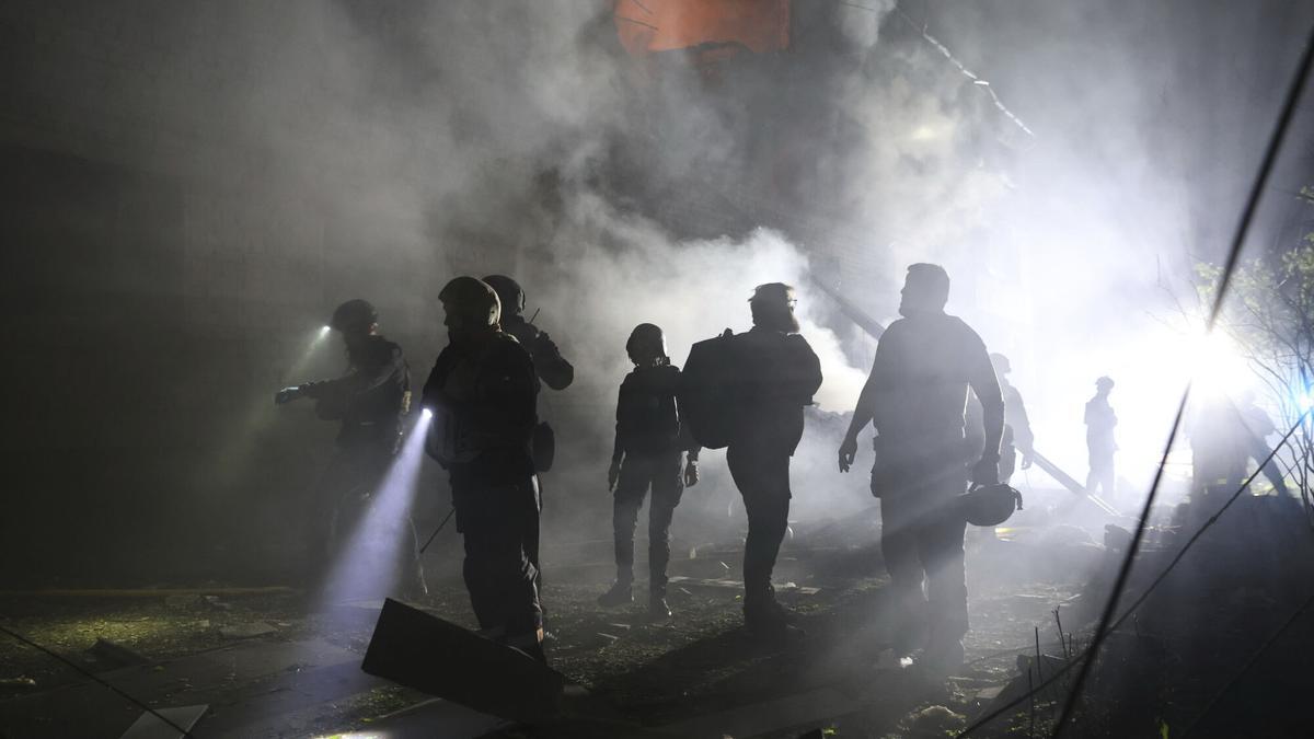 Personal de emergencias de Ucrania en el lugar donde ha impactado un misil en Zaporiyia, el 3 de mayo.