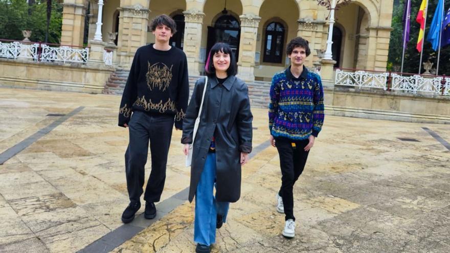 Mario del Valle, Olaya Pedrayes y Juan Pedrayes, ayer, en la plaza del Ayuntamiento de Villaviciosa. | A. G.-O.