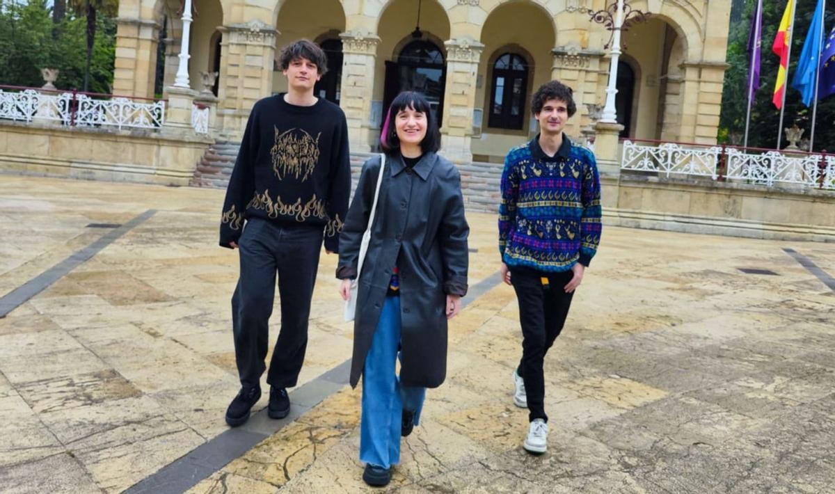 Mario del Valle, Olaya Pedrayes y Juan Pedrayes, ayer, en la plaza del Ayuntamiento de Villaviciosa. | A. G.-O.