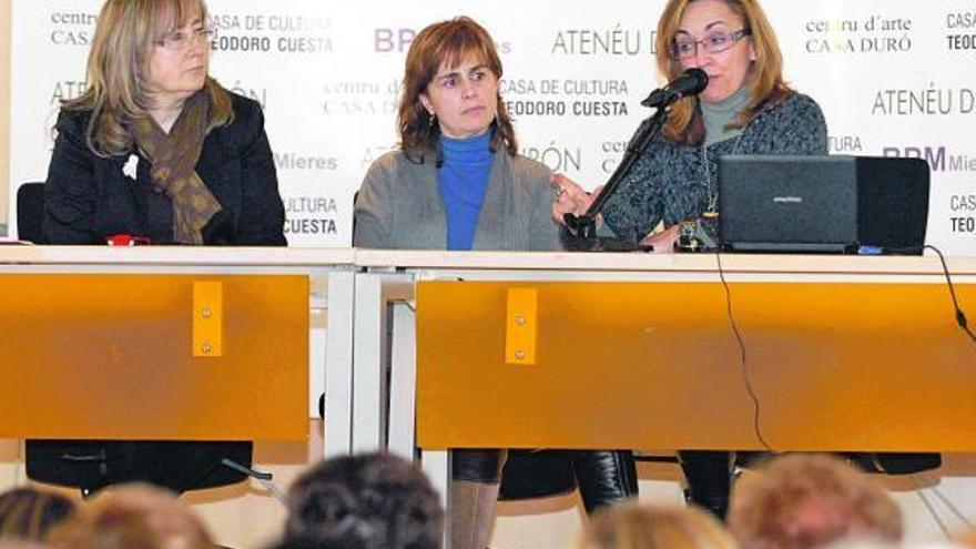 Por la izquierda, Loli Olavarrieta, Rocío Toledo y María José García, durante la charla en la Casa de Cultura de Mieres.
