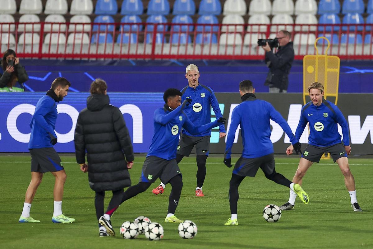 Iñigo, Balde, Olmo, De Jong y Lewandowski en un rondo en Belgrado.