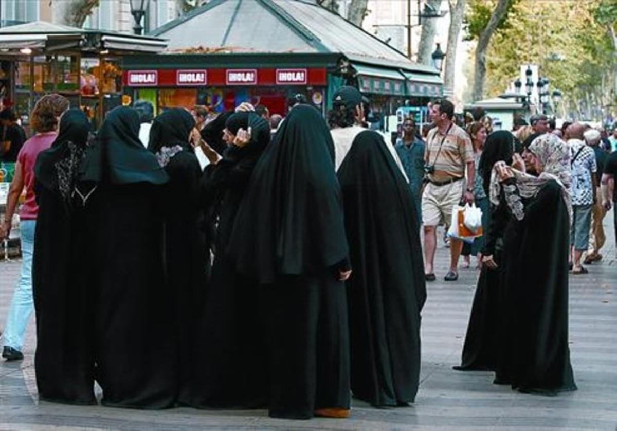 Un grup de dones amb vestimenta islàmica, a la Rambla, el juny del 2008.