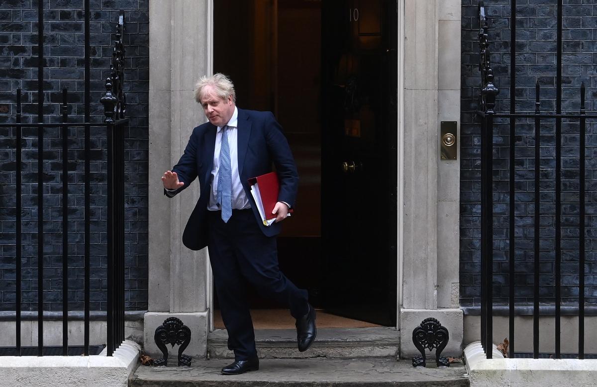 El primer ministro británico, Boris Johnson, sale del 10 de Downing Street.