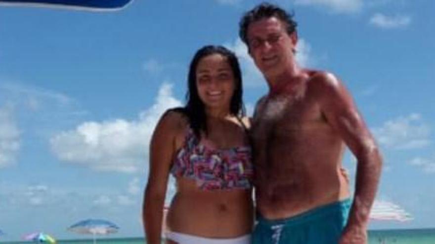 Kempes descansa en la playa con su hija