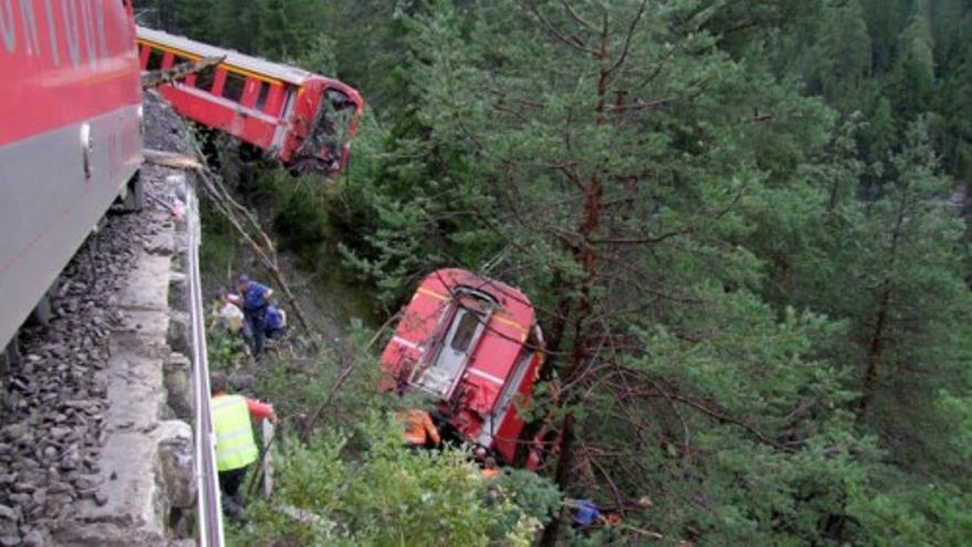 Cinco heridos graves al descarrilar un tren en los Alpes suizos