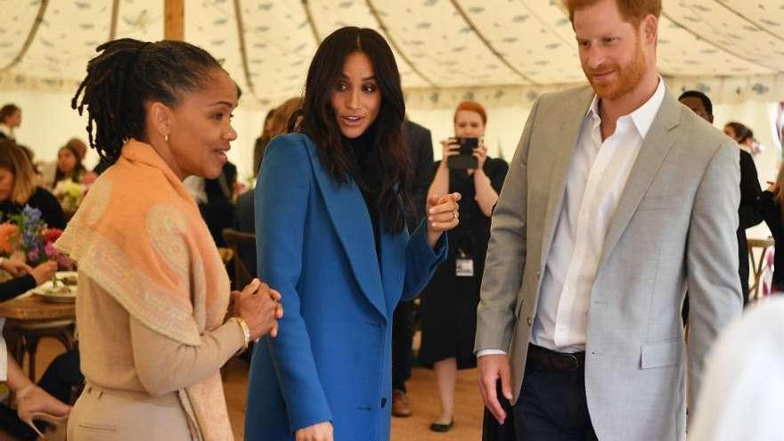 Los duques de Sussex, con la madre de Meghan, Doria Ragland, ayer, en el Palacio de Kensington.