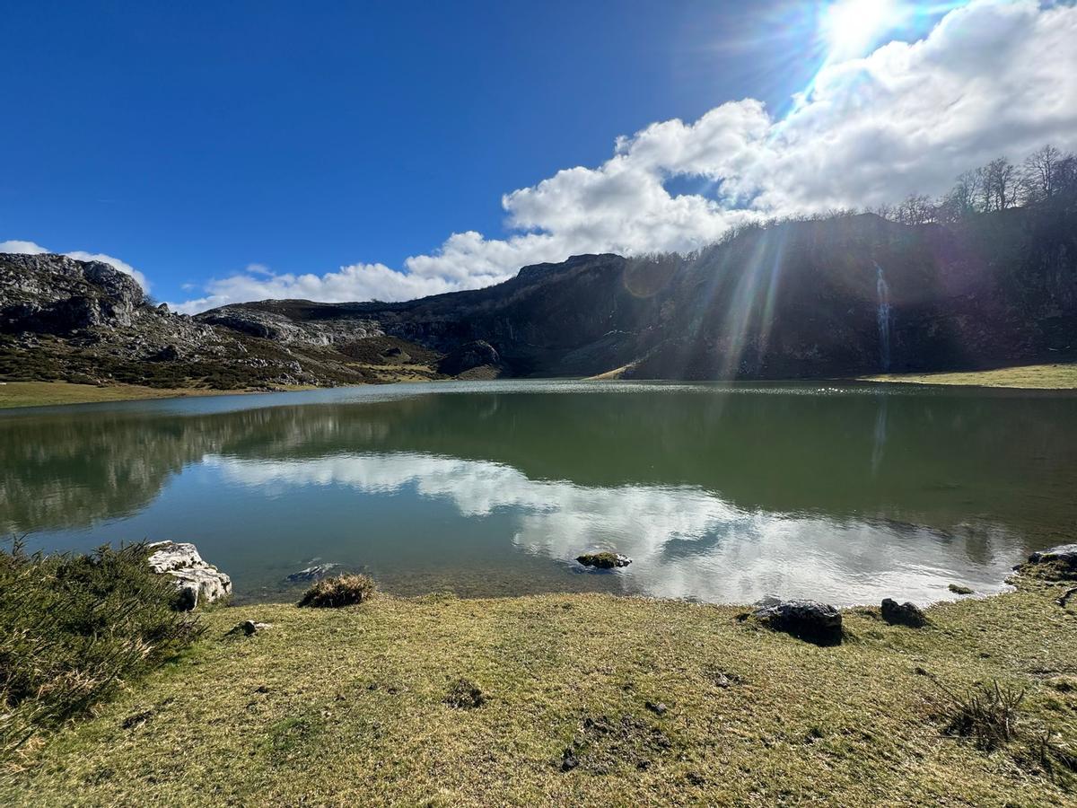 El lago Bricial, desde la orilla, estos días.